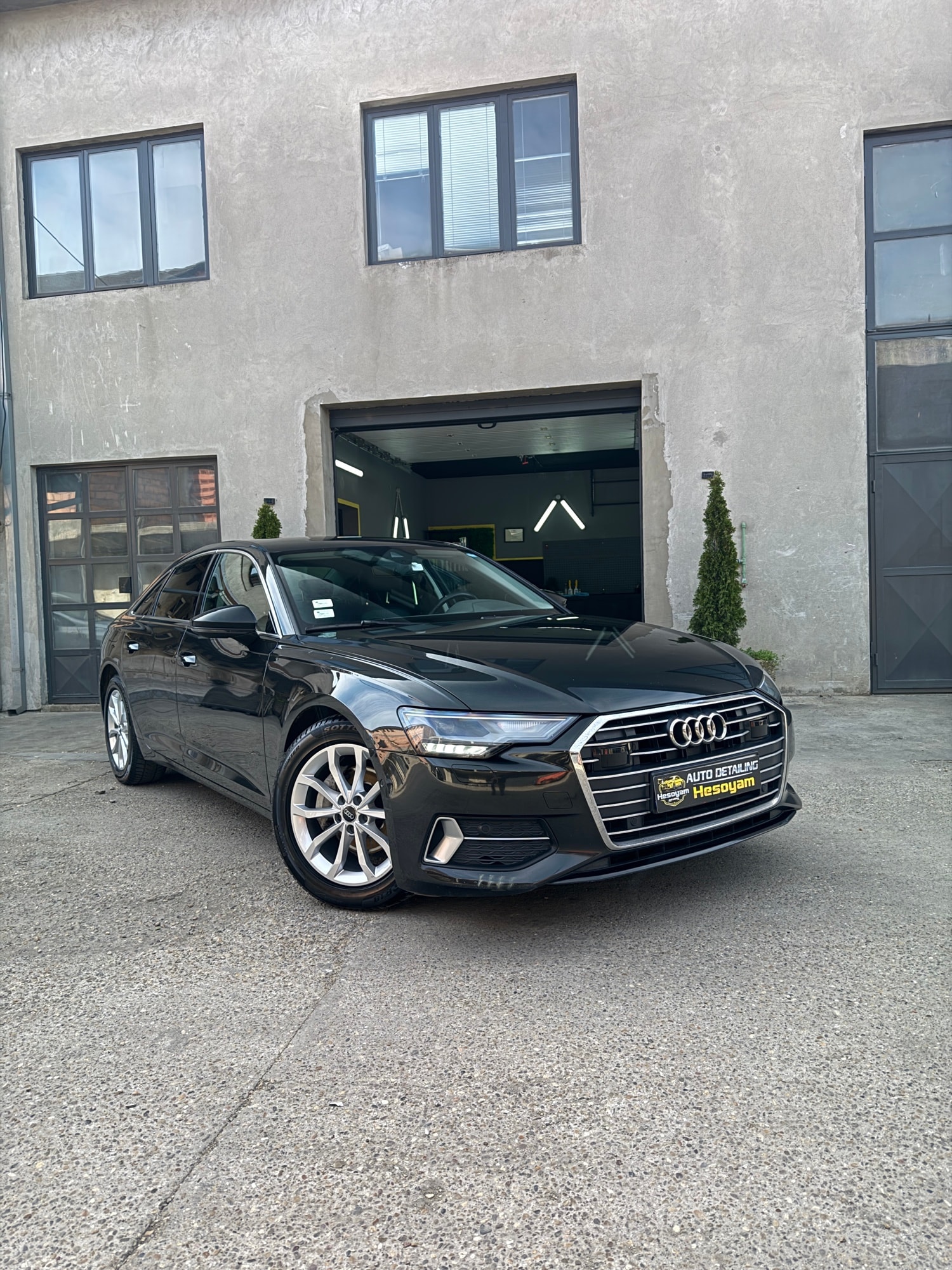 Crni Audi A6 ispred Hesoyam studija