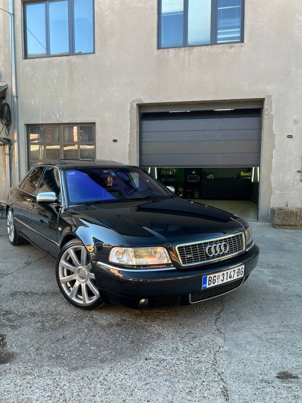 Crni Audi S8 ispred Hesoyam studija posle poliranja