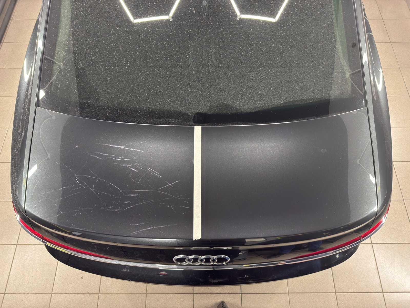 Poklopac prtljažnika Audija: levo ogrebotine, desno od trake poliran lak