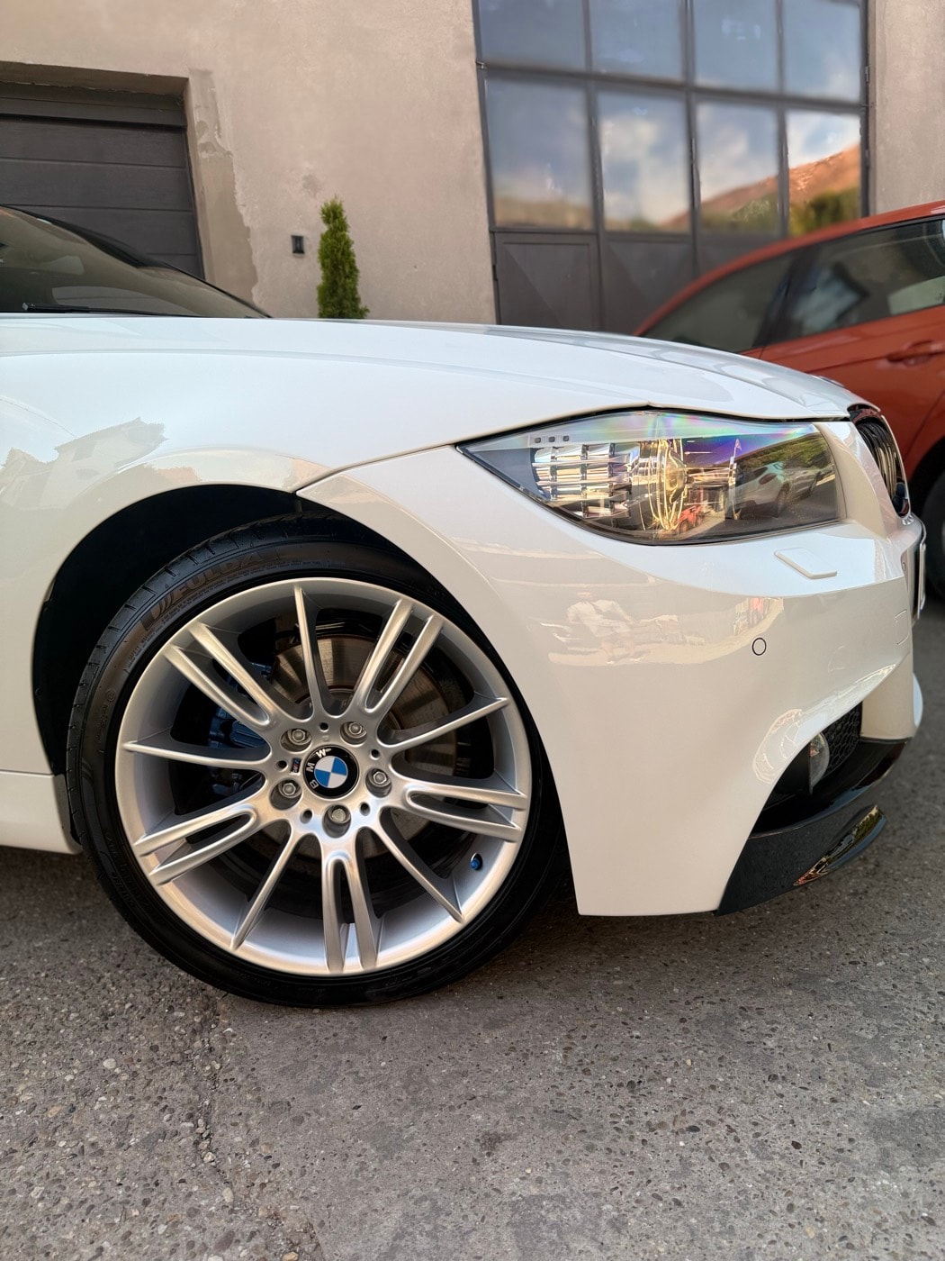 Felna i lak belog BMW-a izbliza