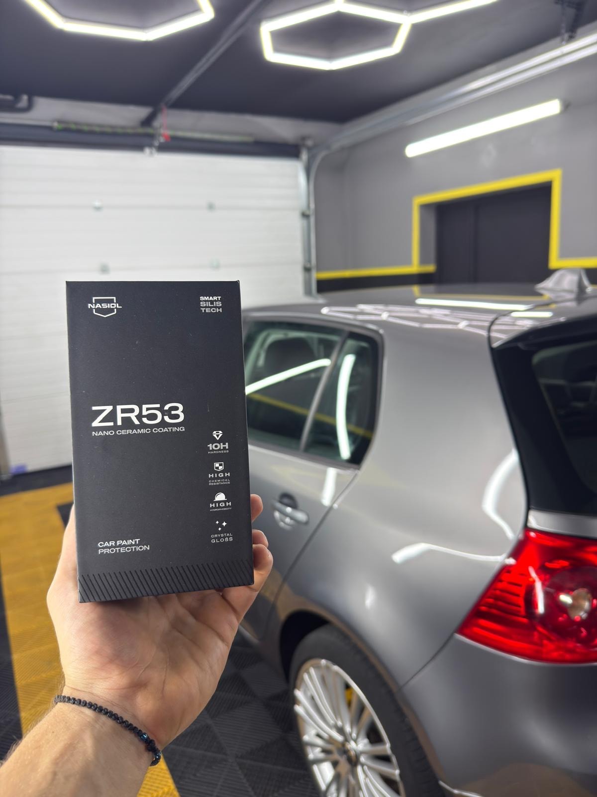 Nasiol ZR53 nano keramički premaz u Hesoyam studiju, siva VW Golf iza