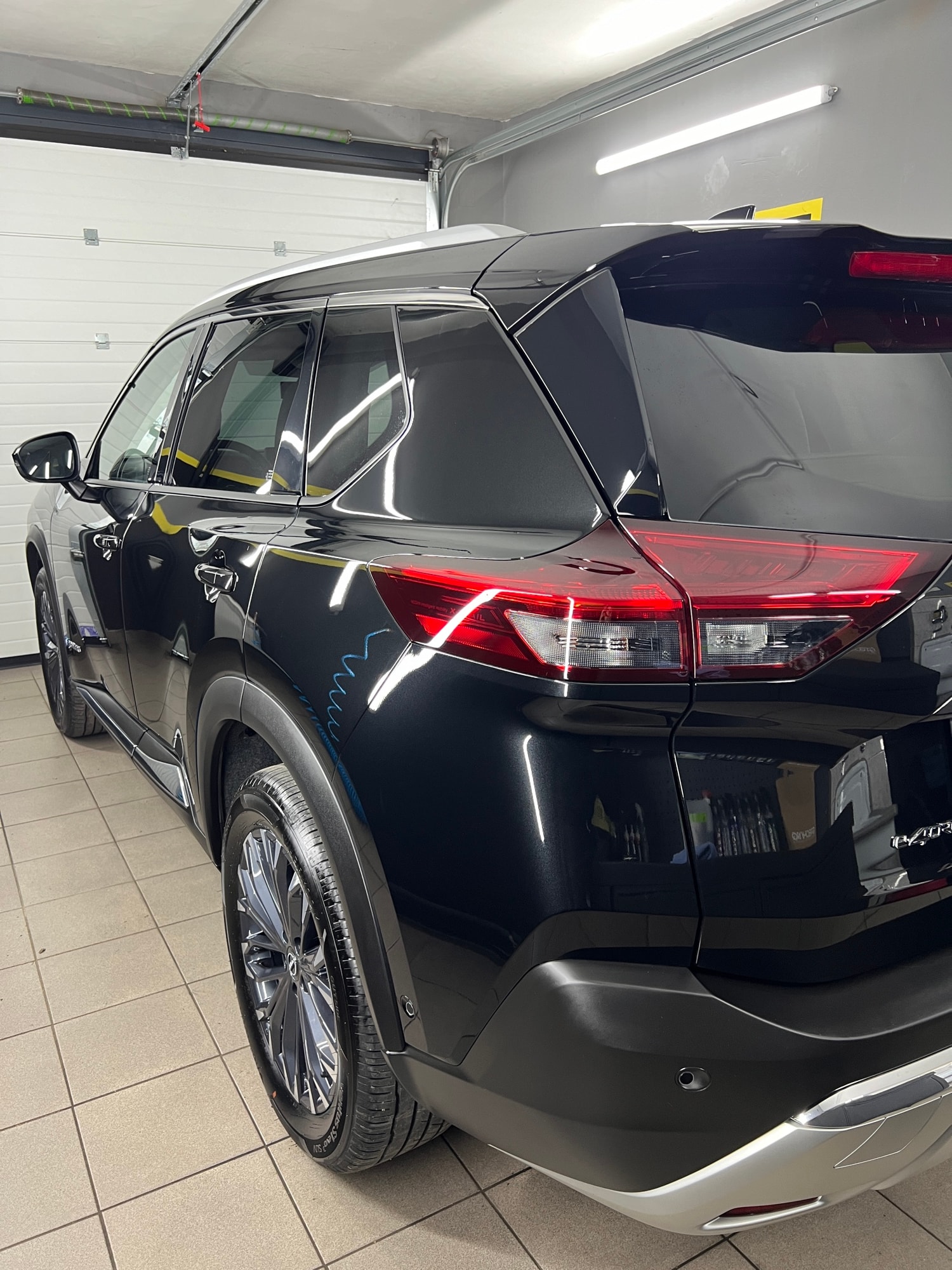 Crni SUV posle poliranja u garaži