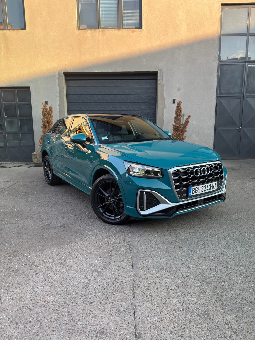 Plavi Audi Q2 ispred studija