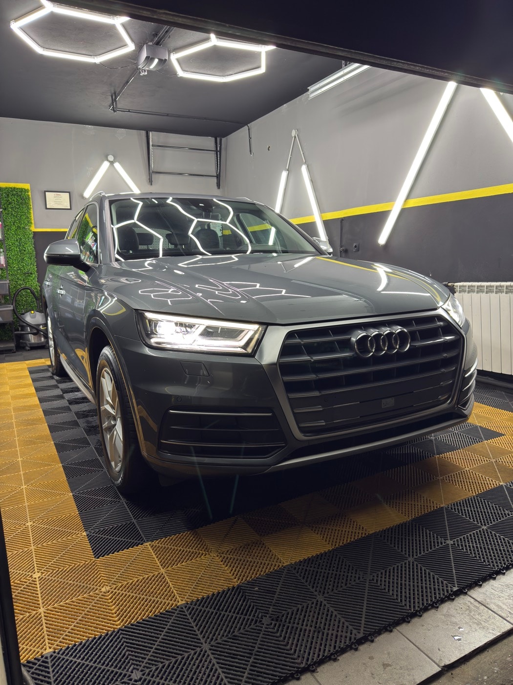 Audi Q5 u studiju, pogled sa prednje strane