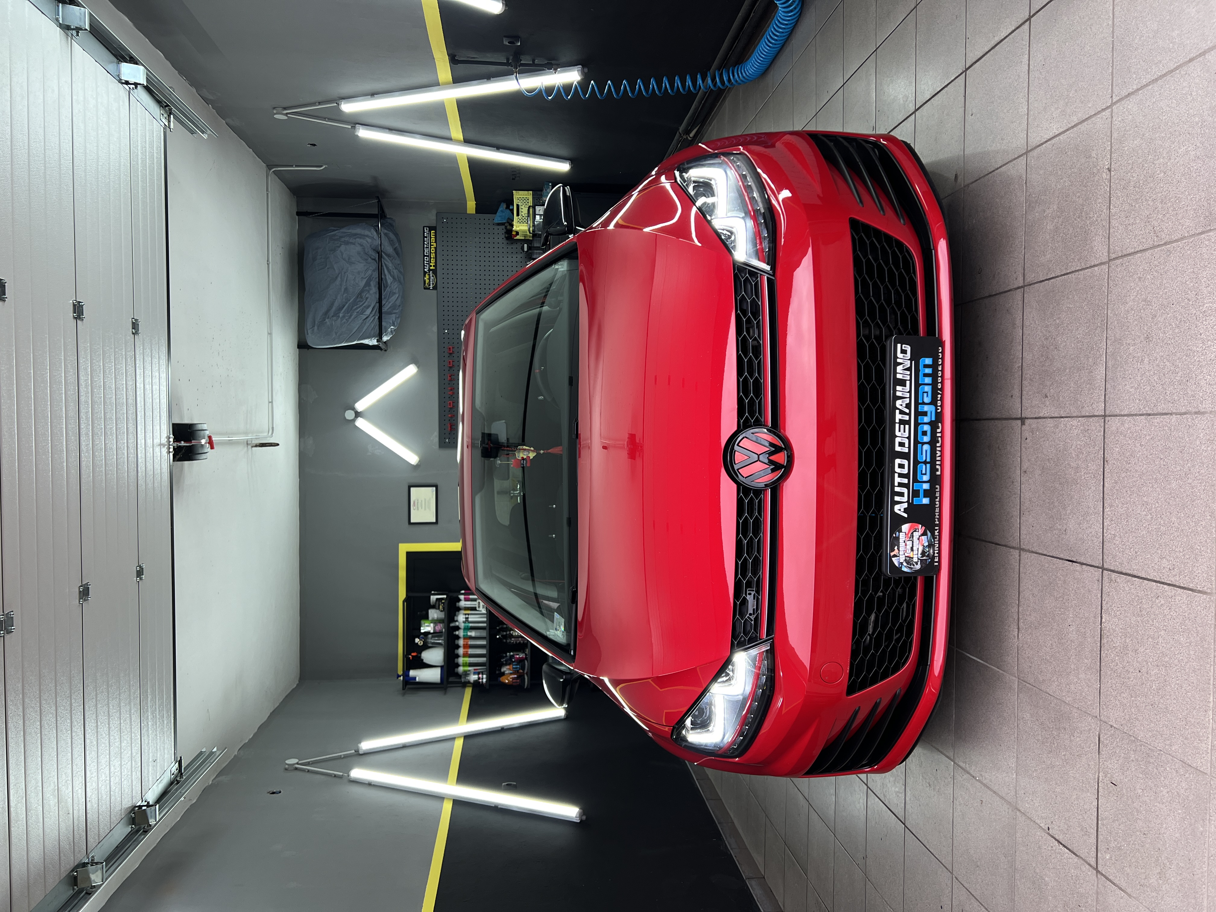 Crveni Volkswagen Golf 7 GTI sa salonskim sjajem u detailing studiju