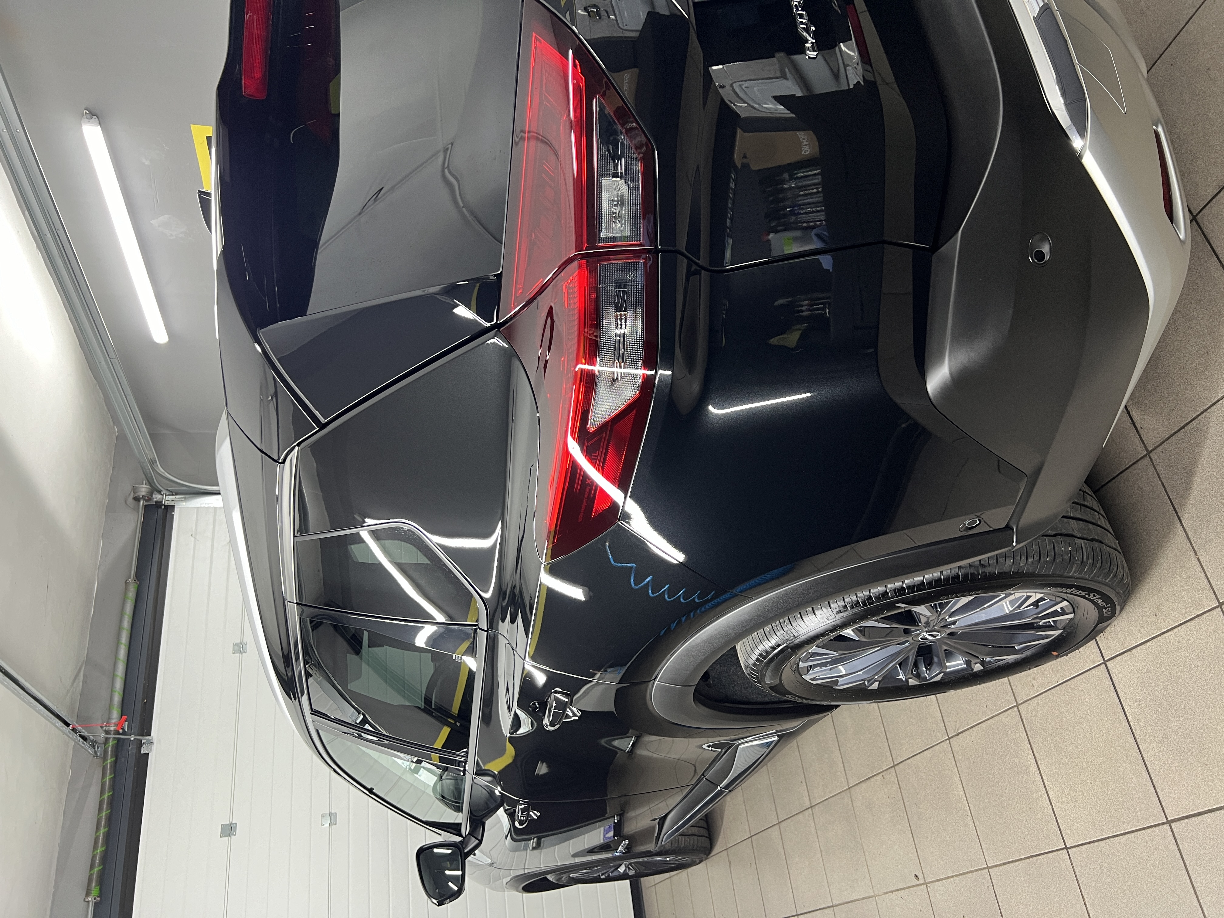 Crni Nissan X-Trail sa sjajnom završnicom posle keramičkog premaza