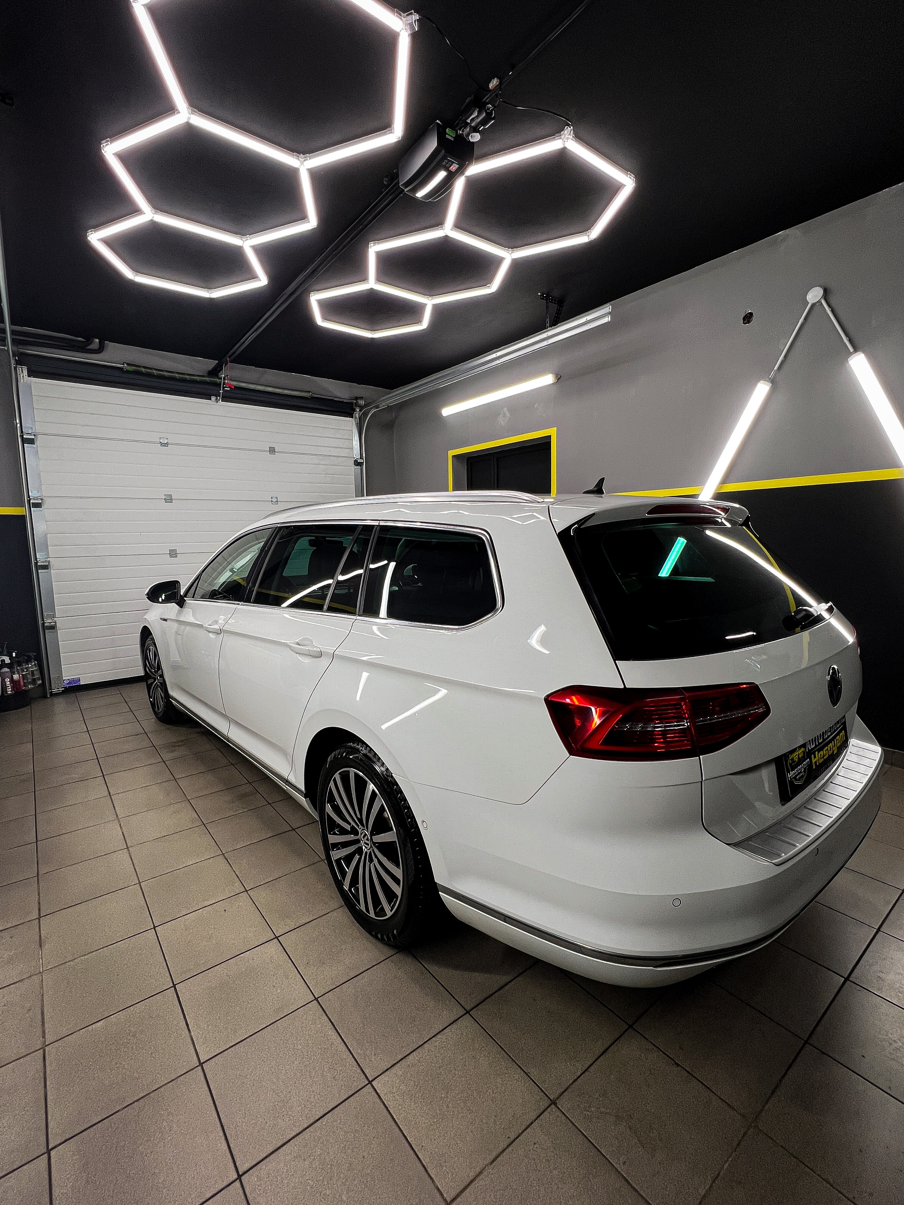 Beli Volkswagen Passat karavan u profesionalnom detailing studiju